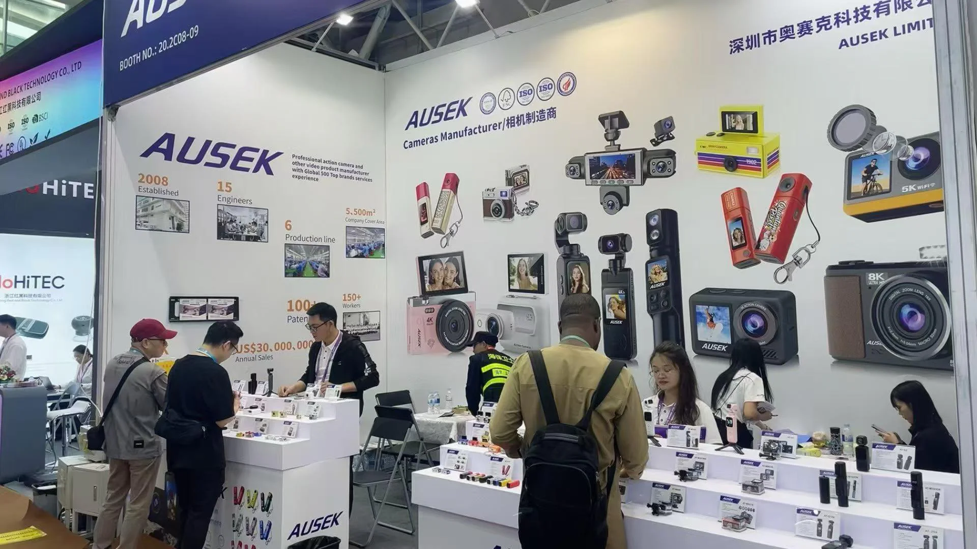 奥赛克往届展位的相机样品陈列与现场交流画面